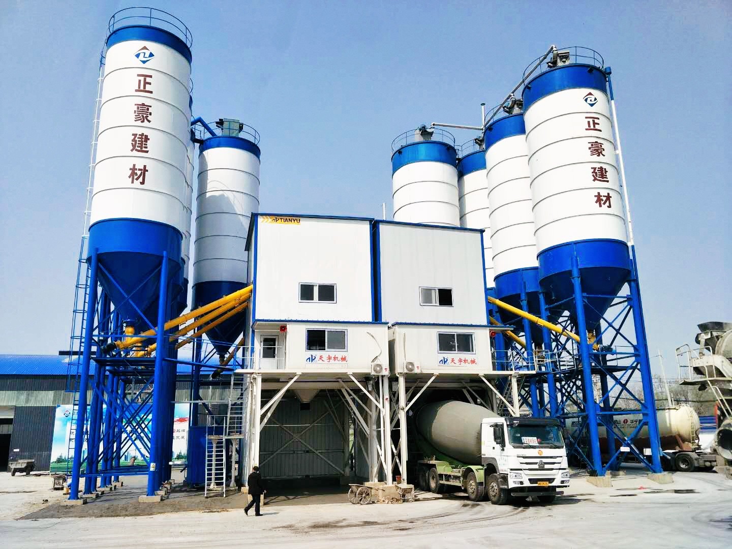 雙HLS180攪拌站.jpg 山東天宇拌合站,混凝土攪拌站,攪拌樓設(shè)備
